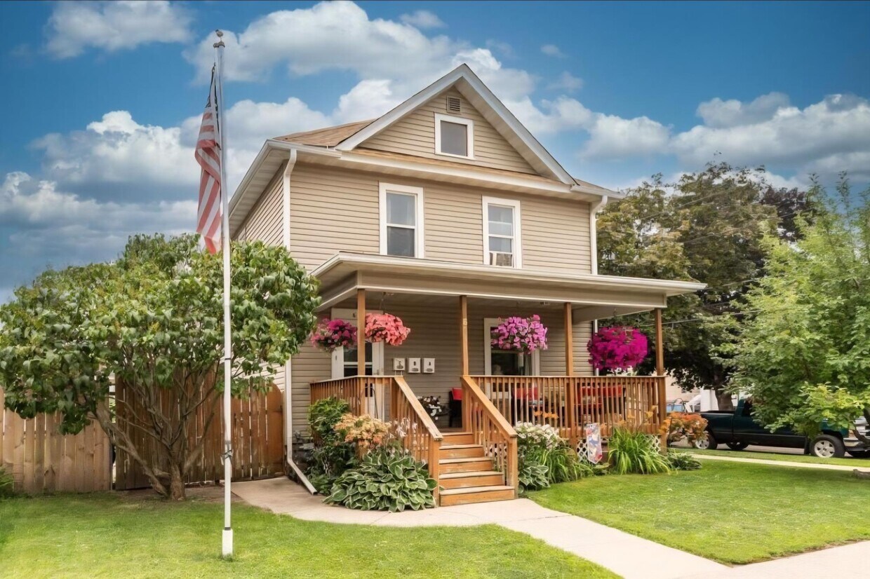 Foto principal - 611 4th Ave NW