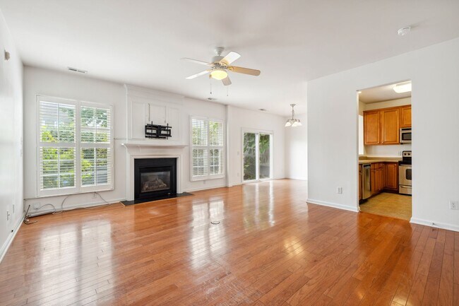 Building Photo - AVAILABLE NOW! $500 off First Month's Rent...