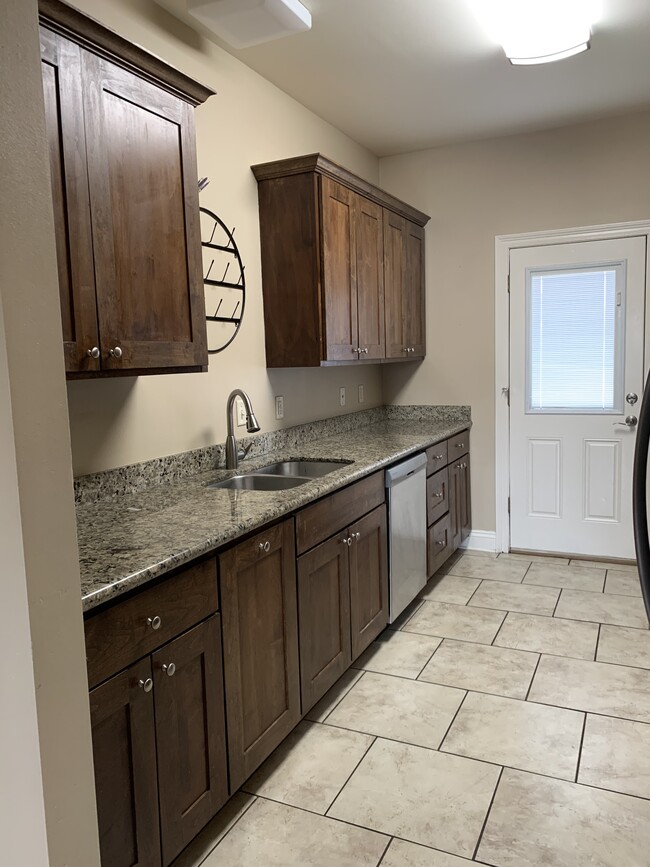 Building Photo - 378B Monarch Dr