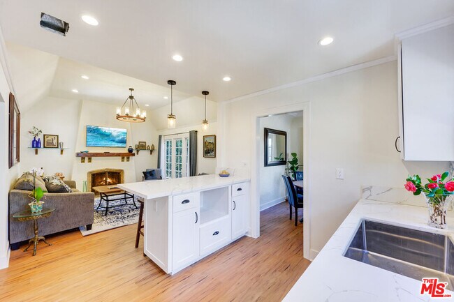 Foto del edificio - 8818 Rosewood Ave