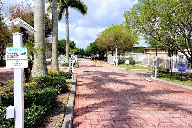 Foto del edificio - 1145 Golden Lakes Blvd