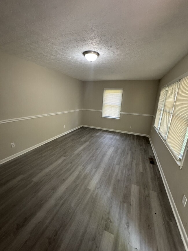 Building Photo - "Charming 3-Bed Oasis with 2 Full Baths on Brookview Drive – Your Perfect Talladega Retreat!"