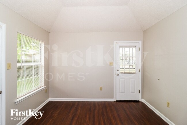 Foto del edificio - 1209 Breezy Gate Dr