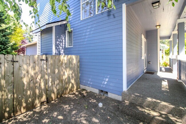 Building Photo - Charming 3-bedroom Craftsman Style DuPont ...