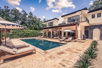 Building Photo - 90 Reserva De Golf