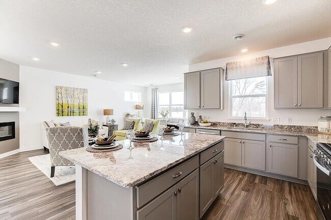 Foto del edificio - Rare 1 year old new construction home!!! N...