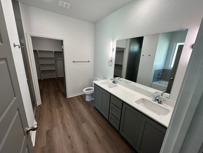 Foto del edificio - AVAILABLE NOW!