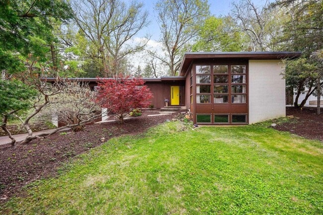 Building Photo - Mid-Century Home