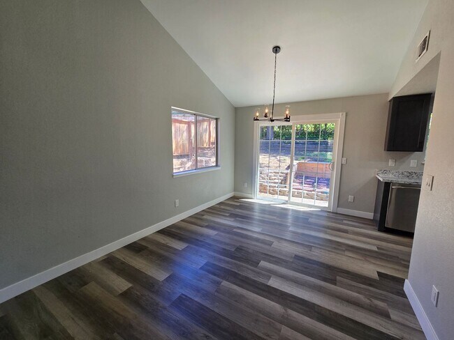 Foto del edificio - Freshly updated 3-bedroom, 2-bath home