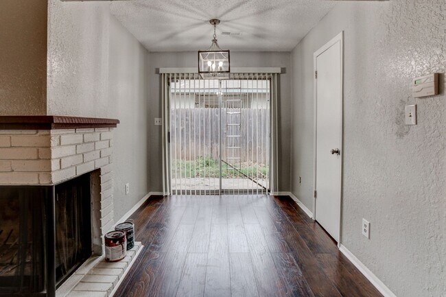 Foto del edificio - 2 bed/ 1 bath Located Next to Major Highways!