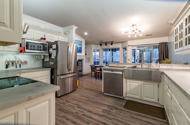 Cocina completa del chef. - 2780 E Hardy Ln