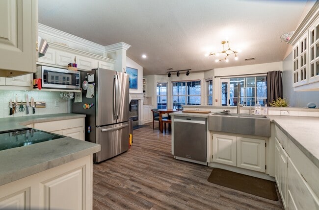 Full chef's kitchen - 2780 E Hardy Ln
