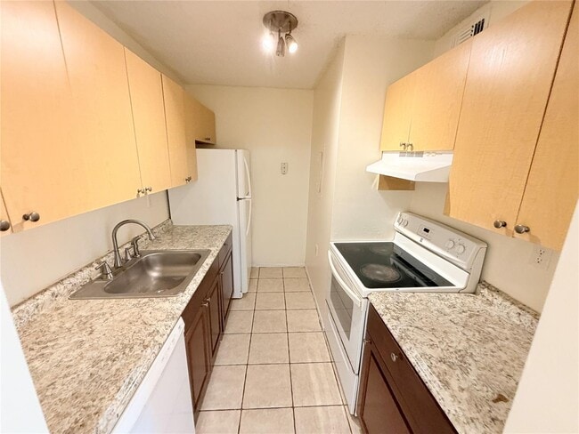 Building Photo - 1203 N Benoist Farms Rd