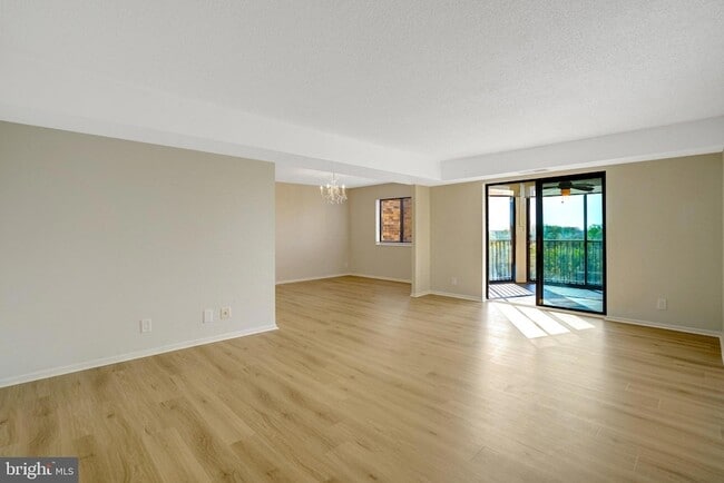 Building Photo - 5904 Mt Eagle Dr