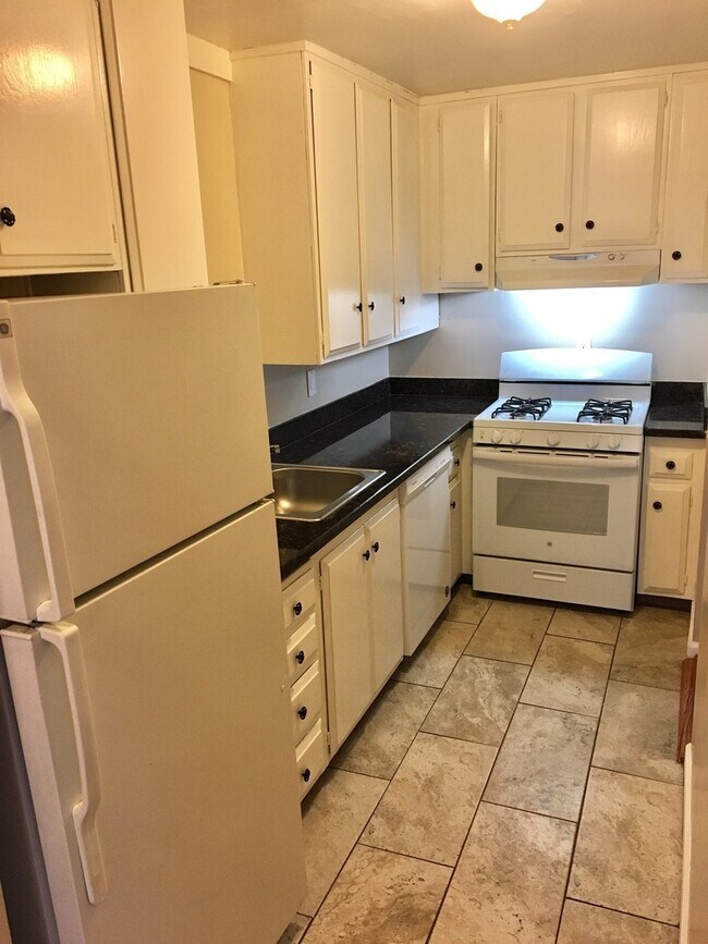 Building Photo - Great 2 bed, 1.5 Bath Condo with Garage in...