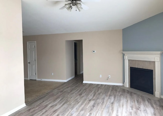 Building Photo - 208 Red Bud Dr