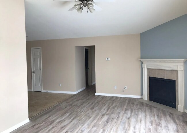 Foto del edificio - 208 Redbud Dr