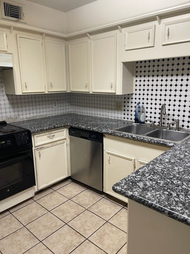 Building Photo - 708 Carol Lynn Dr