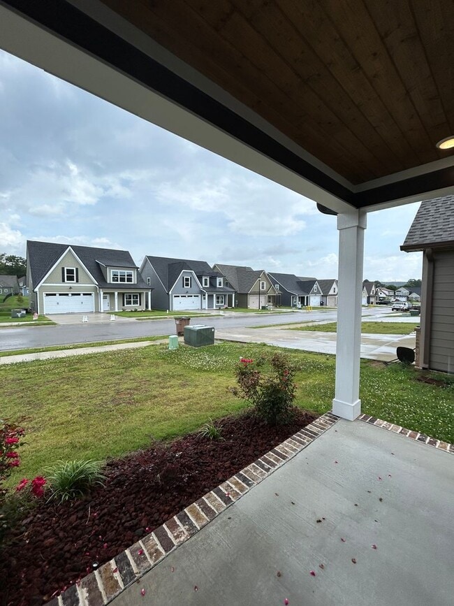 Foto del edificio - Custom 3 Bed, 2.5 Bath, 2 Car Garage Home ...