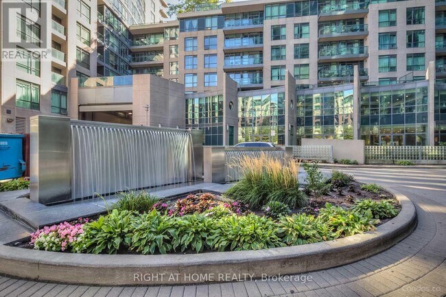 Building Photo - 231 Fort York Blvd