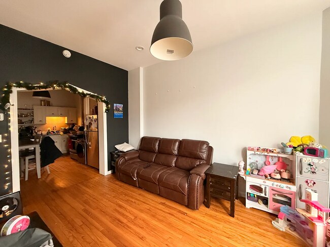 Foto del edificio - Charming 2-Bed Hardwood Haven in Chicago's Vibrant West Side!