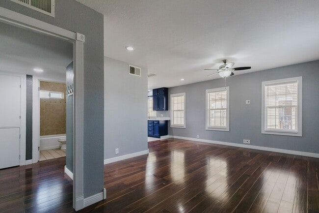 Building Photo - Adorable 2 bedroom 1 bath House