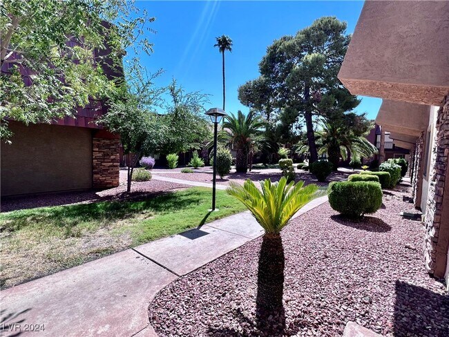 Building Photo - 4972 River Glen Dr