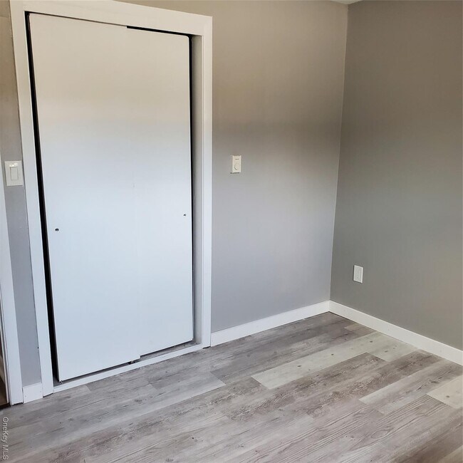 Foto del edificio - 191 Plains Rd