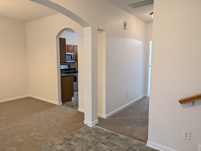 Building Photo - Great Heritage Green Location!