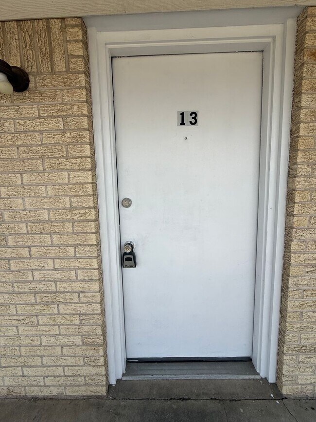 Building Photo - 310 N Gilmer St