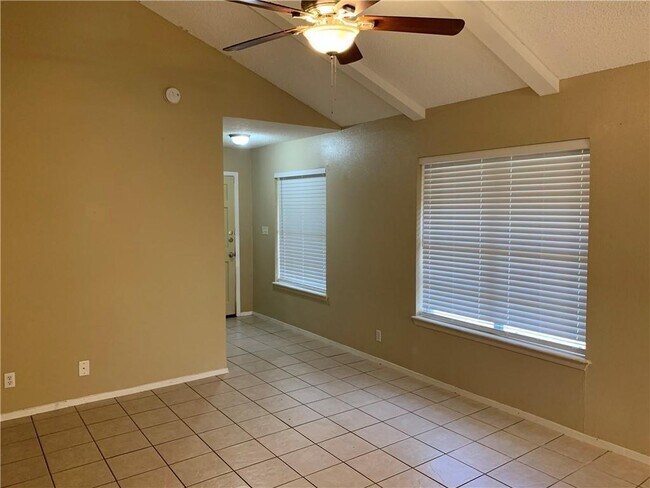 Foto del edificio - 7208 Creekside Dr