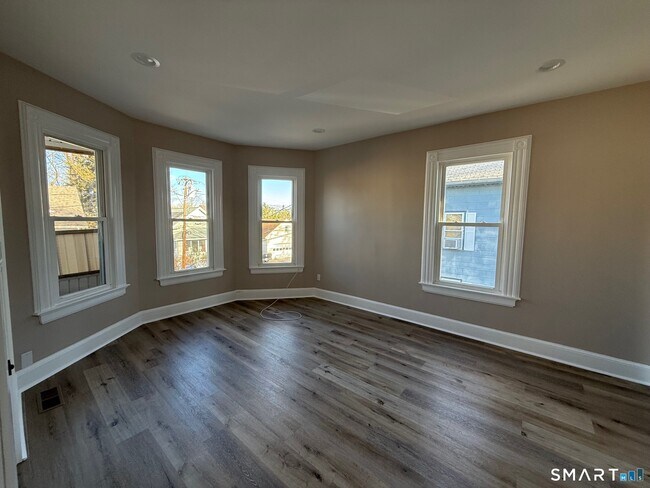 Foto del edificio - 24 Breckenridge Ave