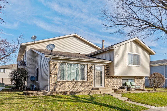 Building Photo - 29W526 Winchester Cir N