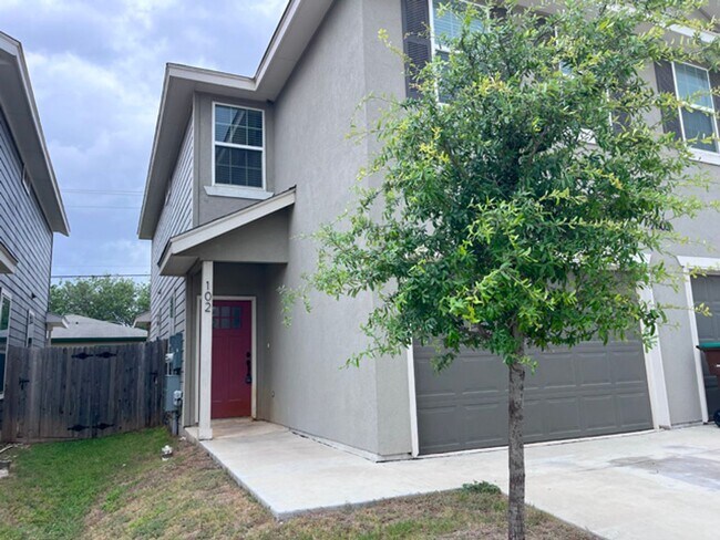 Building Photo - Stylish Living with Amenities – Gated Comm...