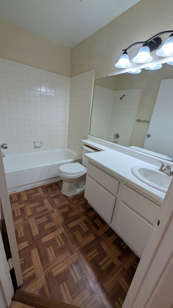 Foto del edificio - ABSOLUTELY BEAUTIFUL 3 BEDROOM 2 1/2 BATH