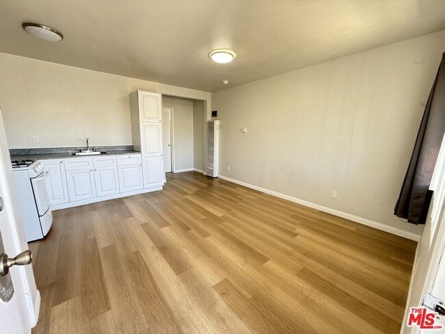 Building Photo - 1138 S Mariposa Ave