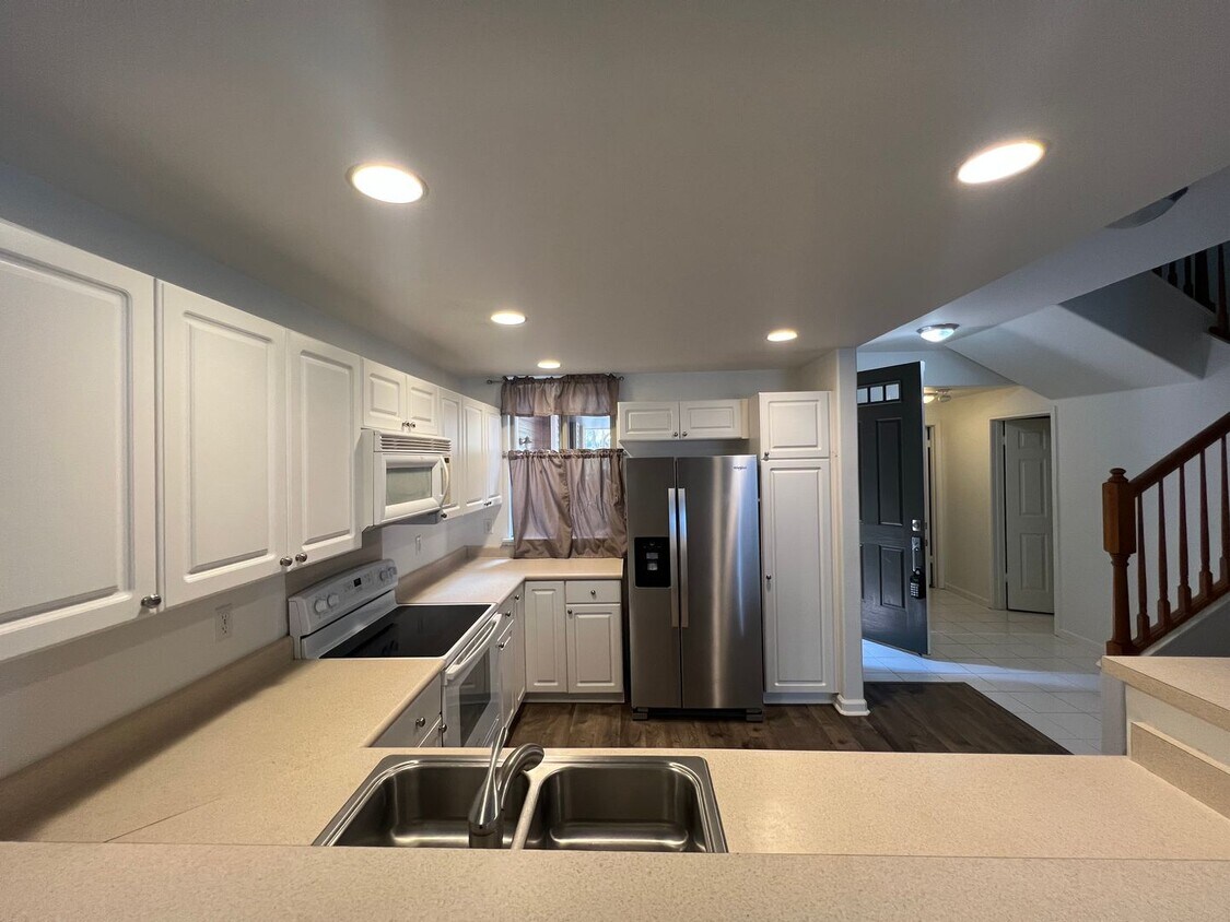 Primary Photo - 2 Bedroom / 2.5 Bath Condo with 1 car gara...