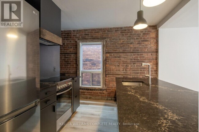 Photo du bâtiment - 41 Burlington St E