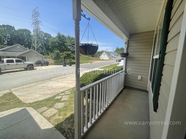 Building Photo - Beautiful 3b Room! Move in ready!