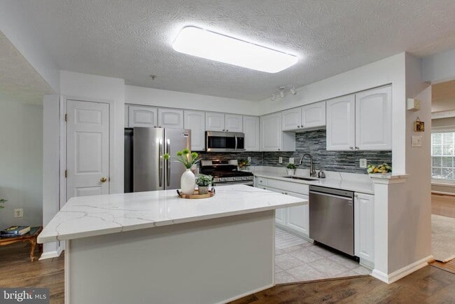 Building Photo - 8893 Papillon Dr