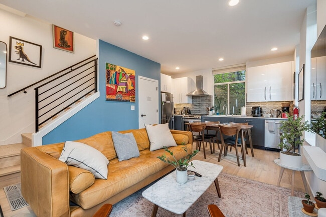 Building Photo - 764A Belmont Pl E