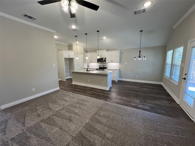 Foto del edificio - 708 Hardaway Ln