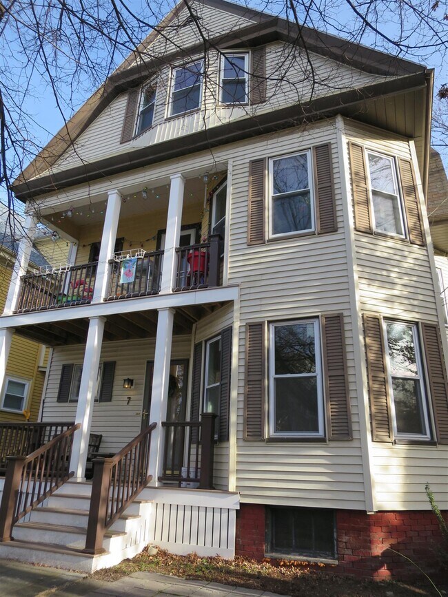 Foto del edificio - 7 Rogers Ave