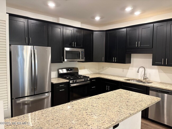 Building Photo - 733 Stiller Ln