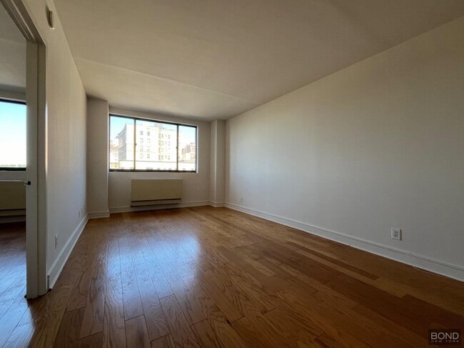 Building Photo - 323 W 96th St