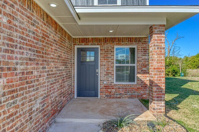 Foto del edificio - Brand New Construction! Lawn care included!