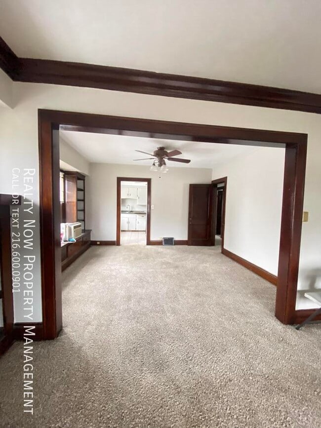 Building Photo - 8225 Rosewood Ave