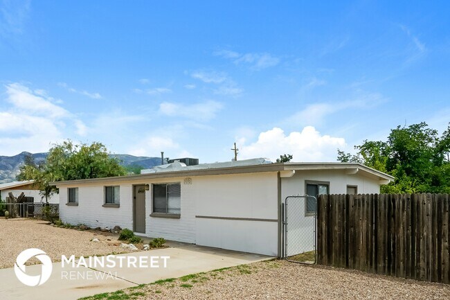 Building Photo - 3232 E Stallion Ln