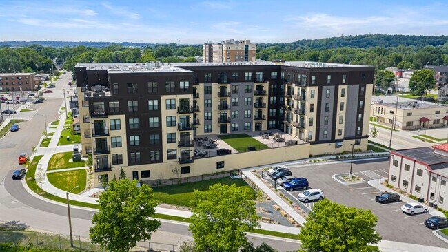 Building Photo - Silver Lake Crossing