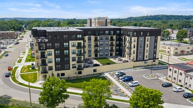 Building Photo - Silver Lake Crossing